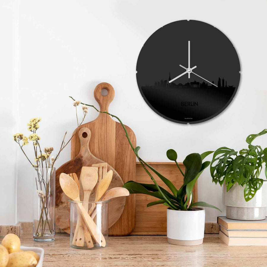 Skyline Klok Rond Berlijn Zwart glanzend gerecycled kunststof cadeau decoratie relatiegeschenk van WoodWideCities