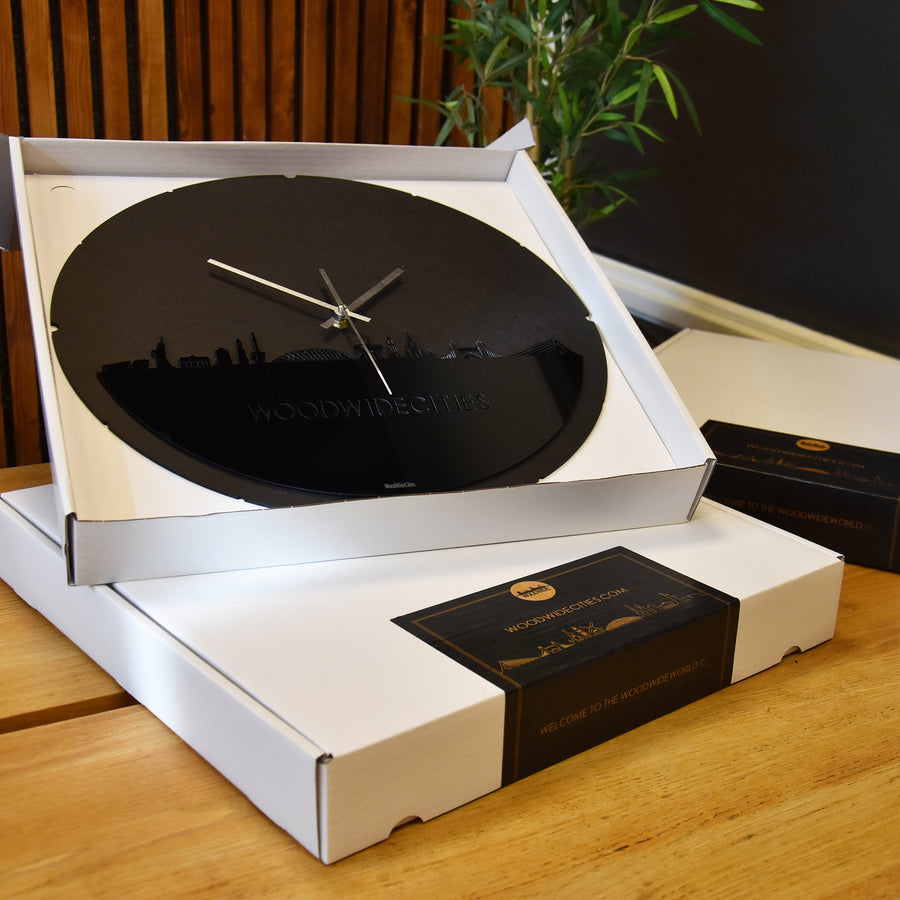 Skyline Klok Rond Venlo Zwart glanzend gerecycled kunststof cadeau decoratie relatiegeschenk van WoodWideCities