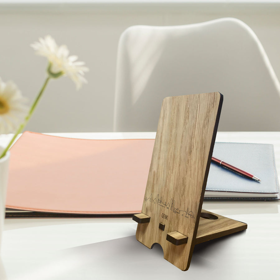 Skyline Telefoonhouder Genk houten cadeau decoratie relatiegeschenk van WoodWideCities
