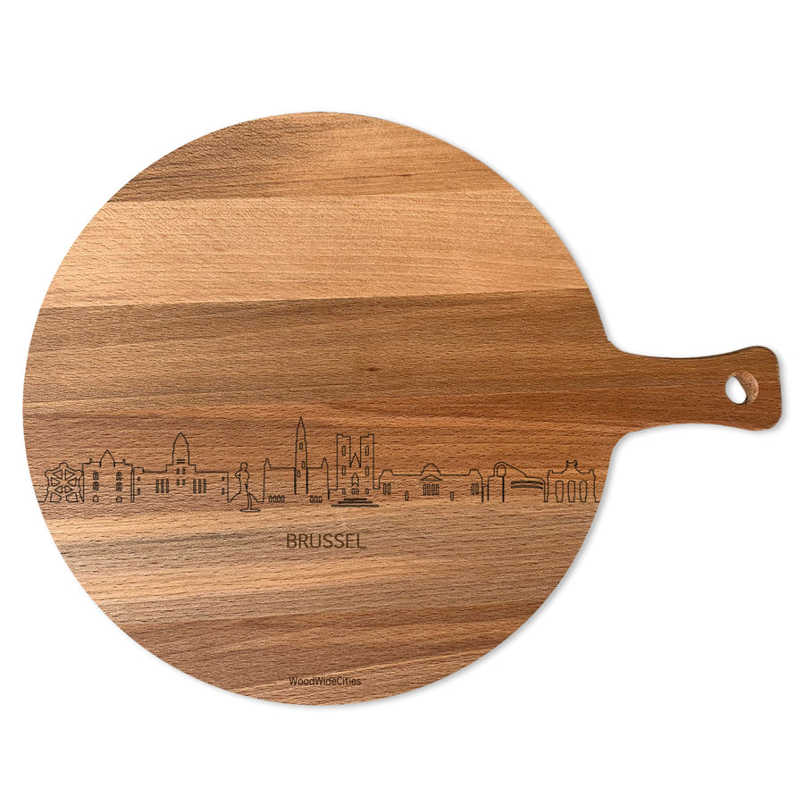 De Serveerplank rond met de skyline van Brussel is uniek in zijn soort. De ideale hapjesplank om heerlijke hapjes, borrels, brood en lekkere tapas in stijl te serveren. Nice to have, nice to give. Het perfecte geschenk of gewoon voor jezelf.