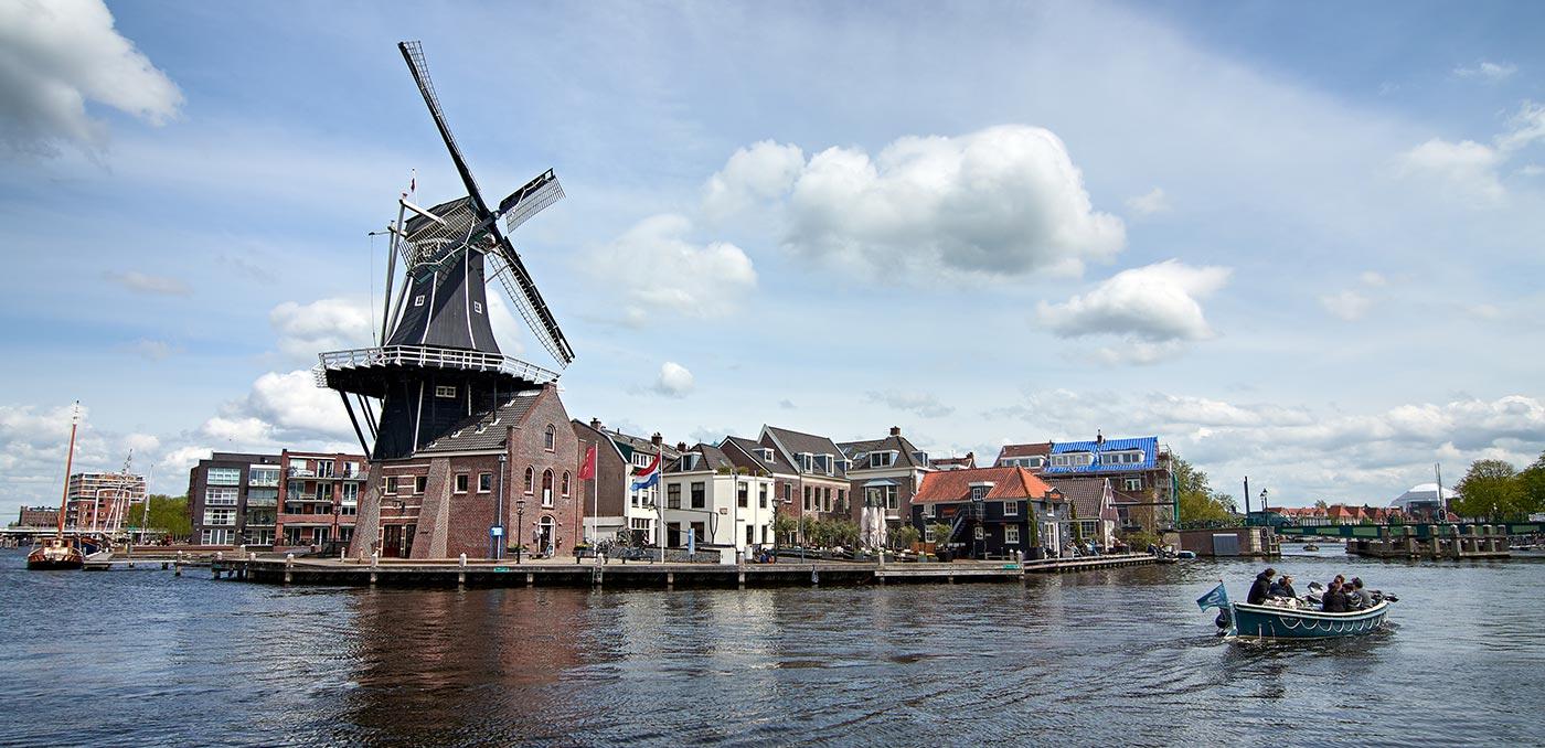 Molen de Adriaan aan Spaarne Rivier in Haarlem