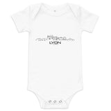 Baby Rompertje Lyon White 3-6m houten cadeau decoratie relatiegeschenk van WoodWideCities
