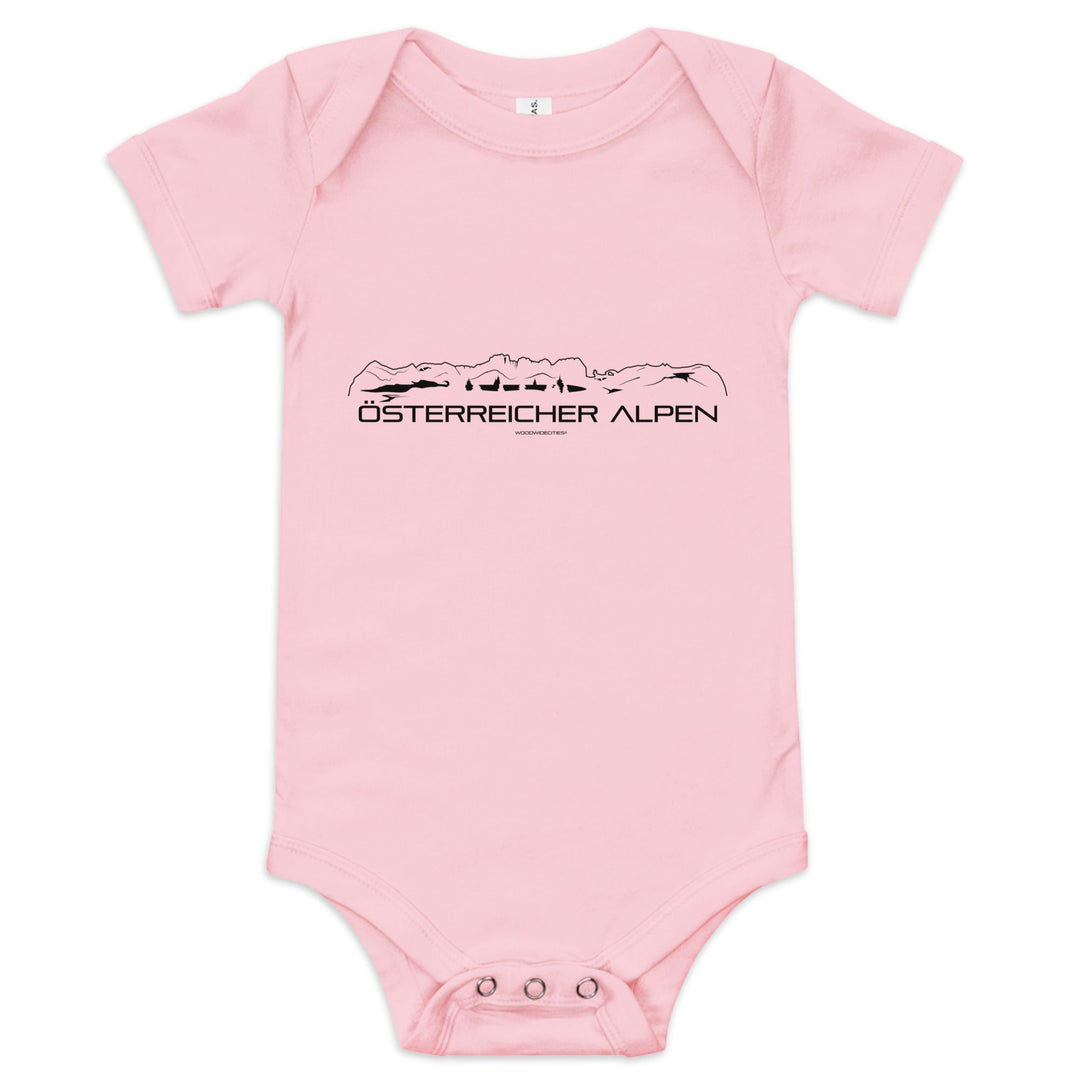 Baby Rompertje Österreicher Alpen Pink 3-6m houten cadeau decoratie relatiegeschenk van WoodWideCities