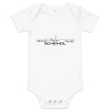 Baby Rompertje Schiphol Wit 3-6 m houten cadeau decoratie relatiegeschenk van WoodWideCities