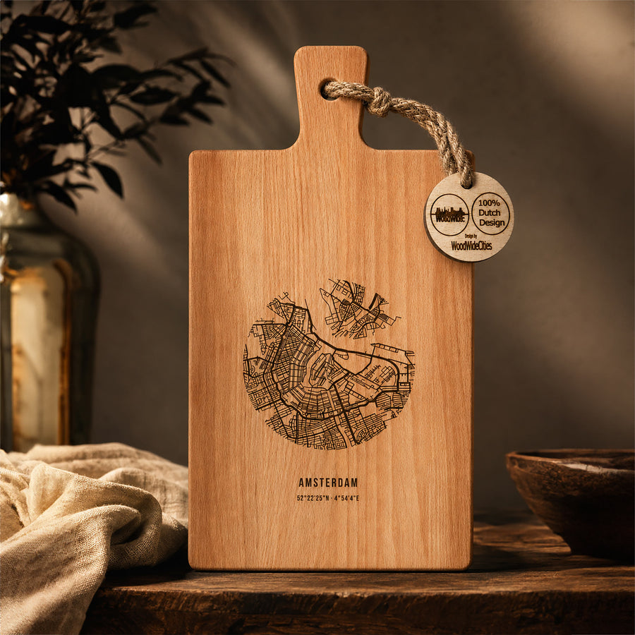 Borrelplank met de kaart van je eigen plek op een houten tafel in avondlicht, met linnen doek