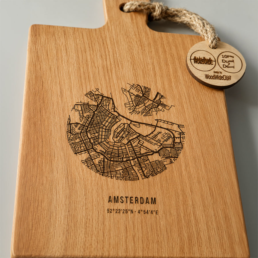 Detail van een gegraveerde plattegrond met de coordinaten eronder en het houten label aan het touw