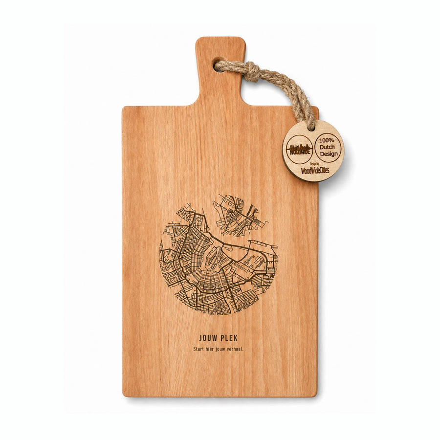 Houten borrelplank met een zelfgekozen plattegrond gegraveerd, met touw en houten label 100% Dutch Design