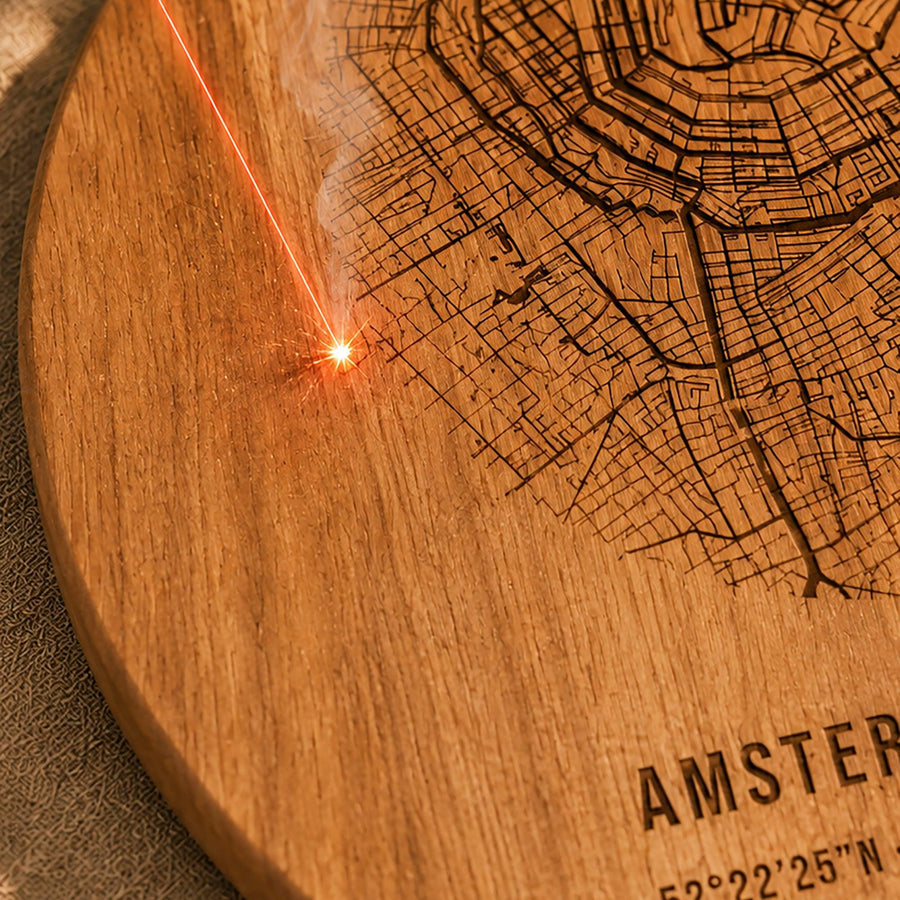 Laser graveert een plattegrond in een houten plank, met zichtbare vonk en rookpluim