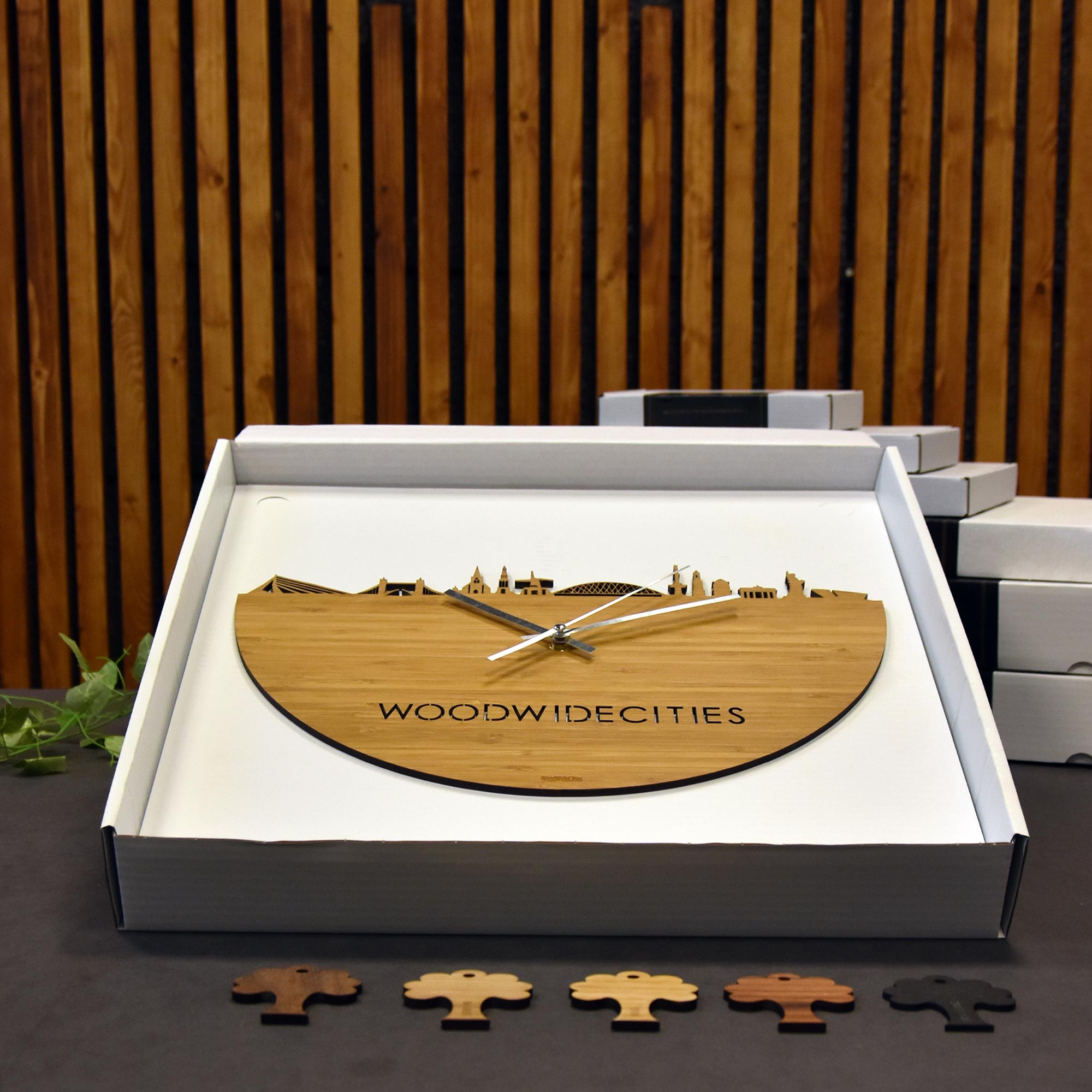 Skyline Klok Aalsmeer Eiken houten cadeau decoratie relatiegeschenk van WoodWideCities
