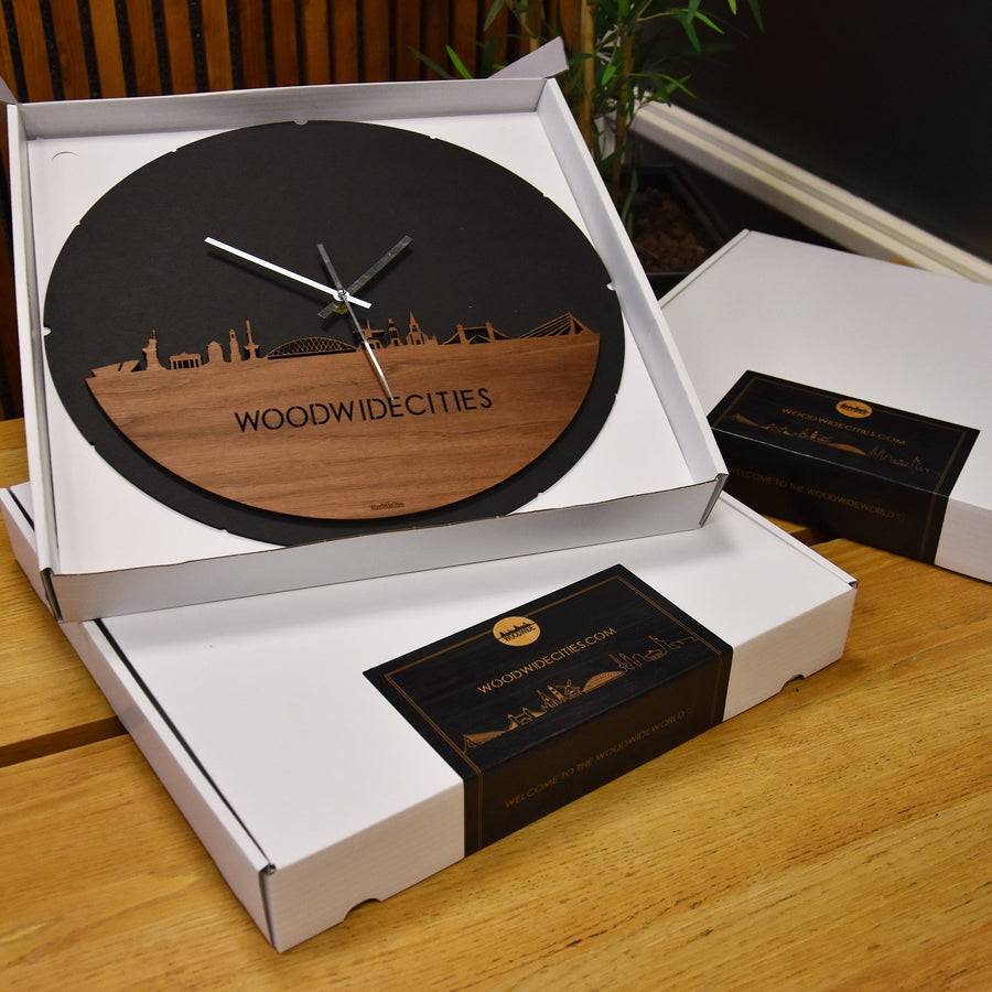 Skyline Klok Rond IJsselstein Noten houten cadeau decoratie relatiegeschenk van WoodWideCities