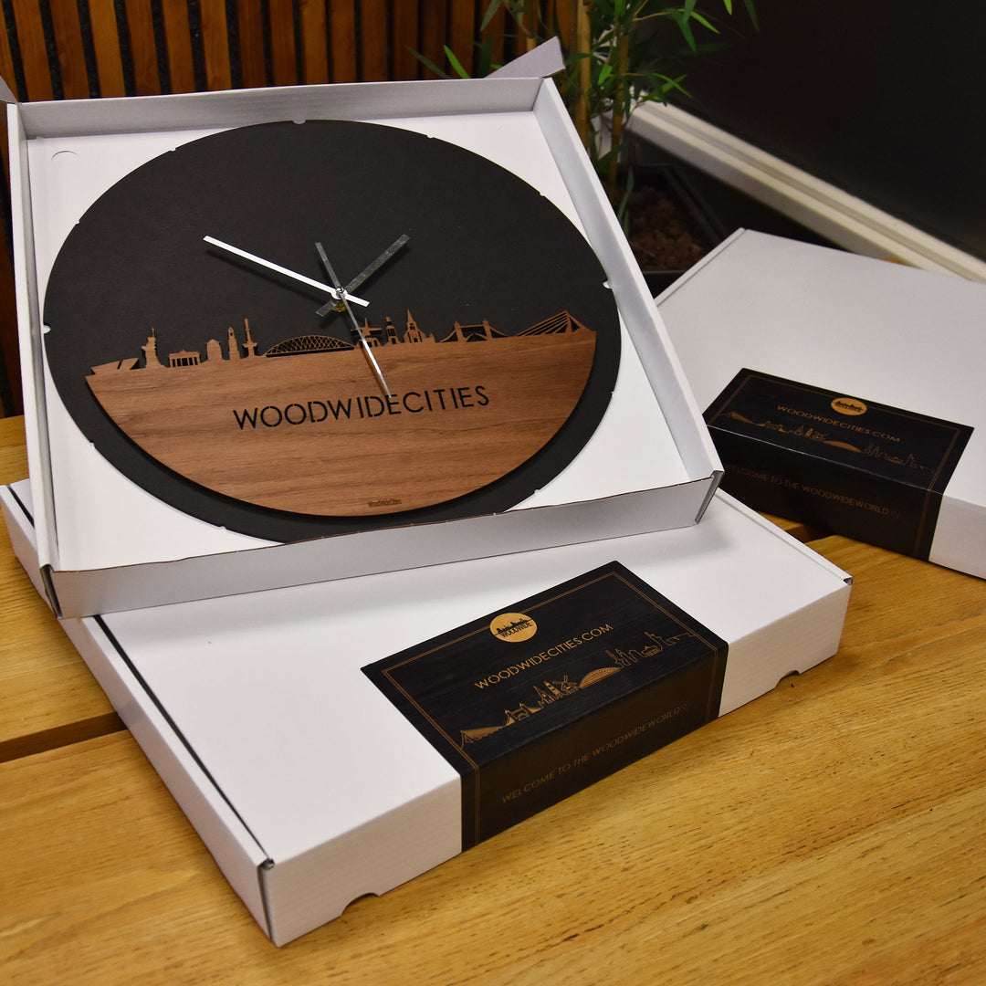 Skyline Klok Rond Oisterwijk Noten houten cadeau decoratie relatiegeschenk van WoodWideCities