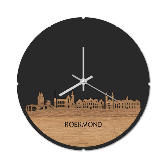 Skyline Klok Rond Roermond Eiken houten cadeau decoratie relatiegeschenk van WoodWideCities
