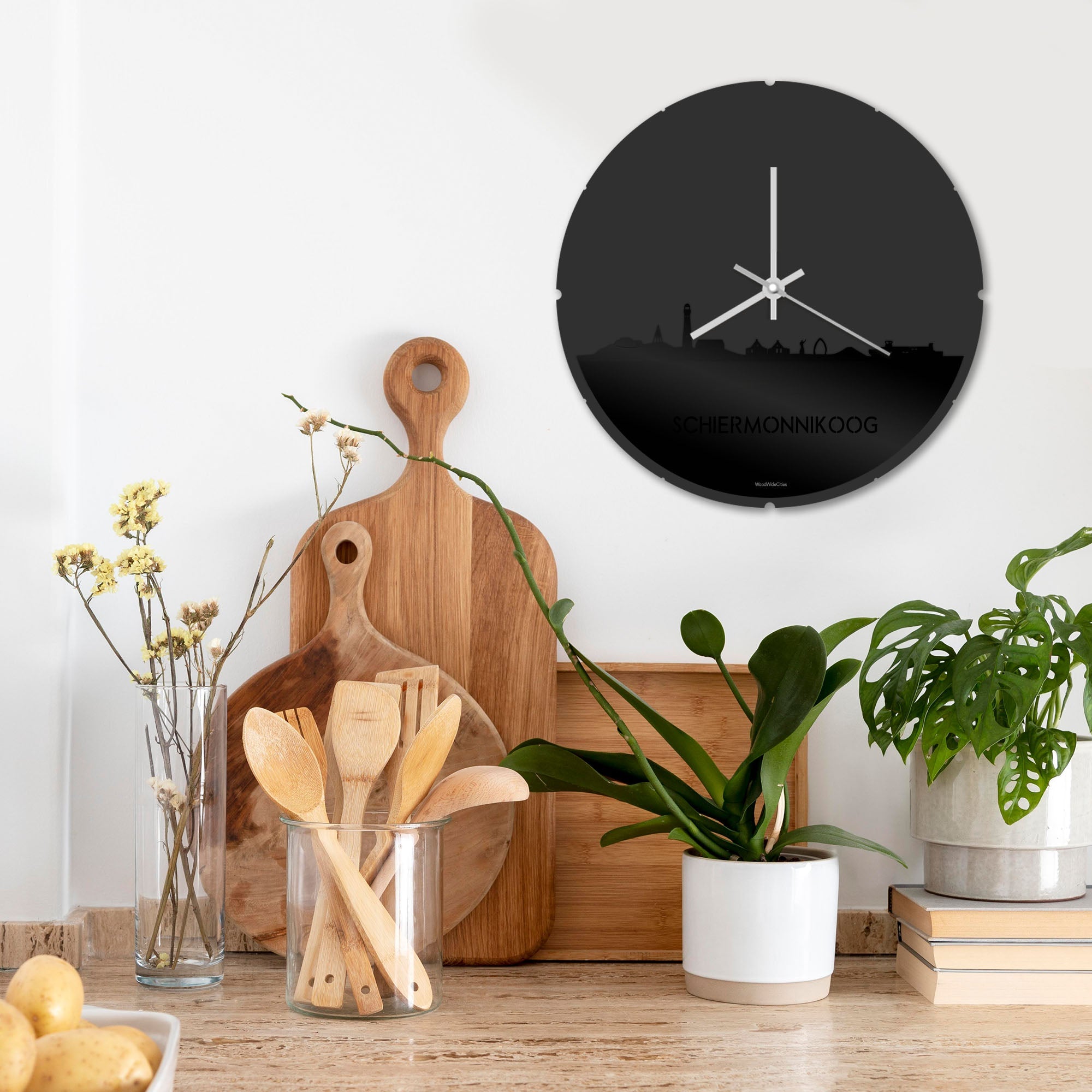 Skyline Klok Rond Schiermonnikoog Zwart glanzend gerecycled kunststof cadeau decoratie relatiegeschenk van WoodWideCities