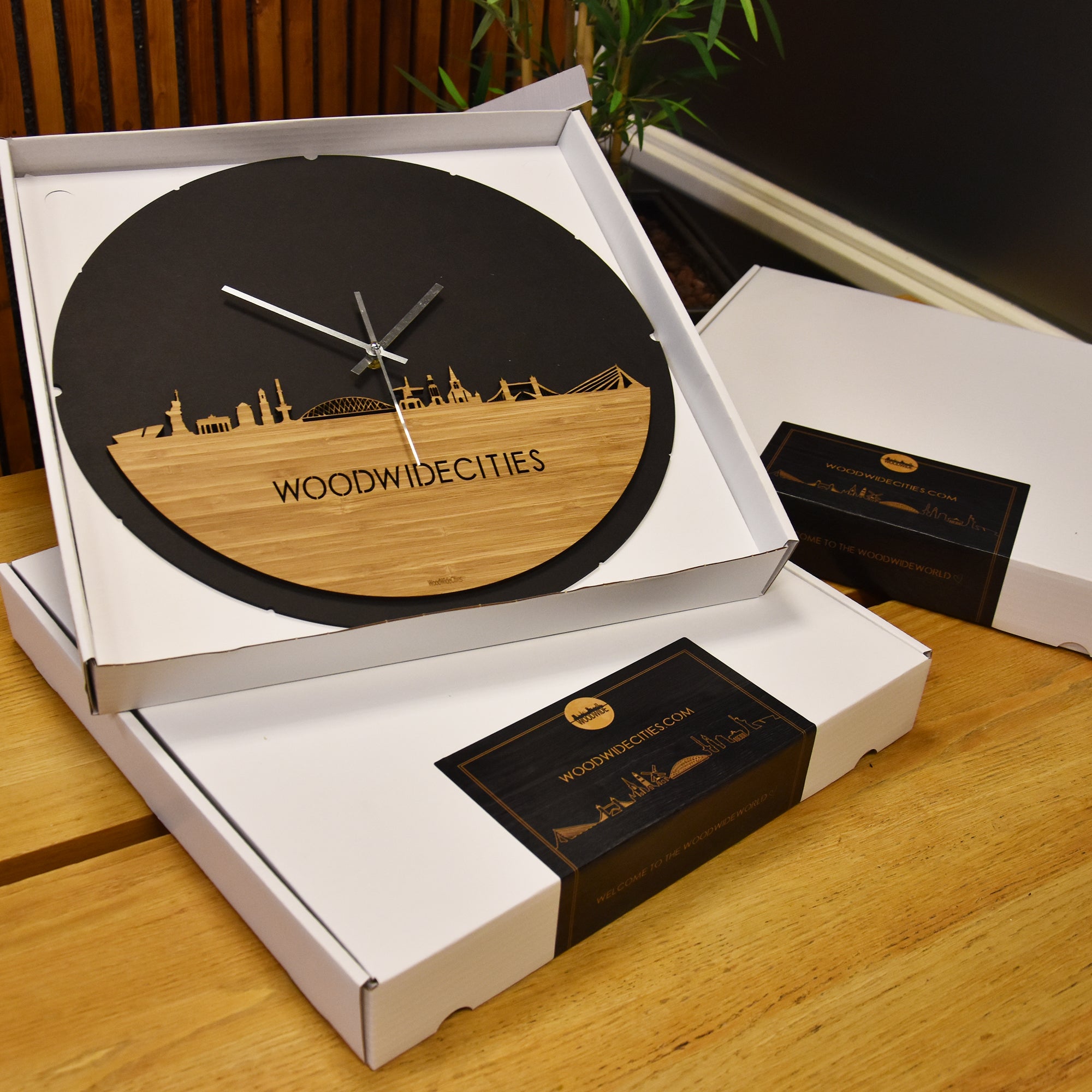Skyline Klok Rond Schiphol Bamboe houten cadeau decoratie relatiegeschenk van WoodWideCities