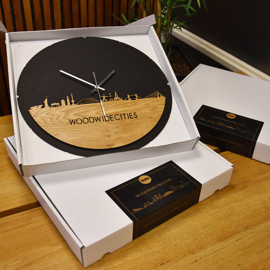 Skyline Klok Rond Wageningen Eiken houten cadeau decoratie relatiegeschenk van WoodWideCities