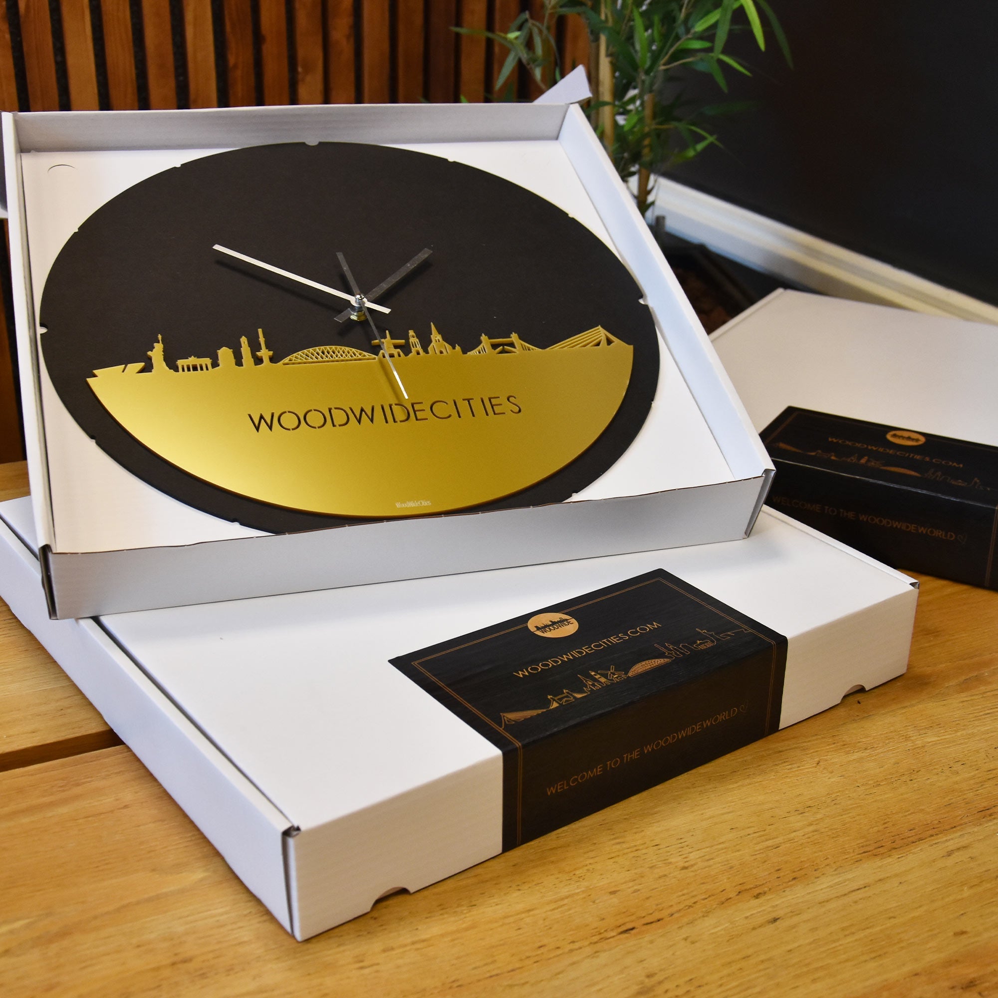 Skyline Klok Rond Winschoten Metallic Goud gerecycled kunststof cadeau decoratie relatiegeschenk van WoodWideCities