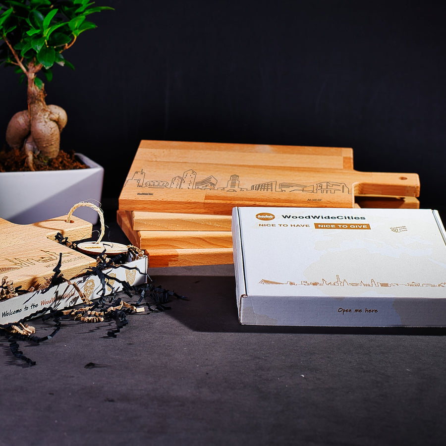 Skyline Serveerplank Almere houten cadeau decoratie relatiegeschenk van WoodWideCities