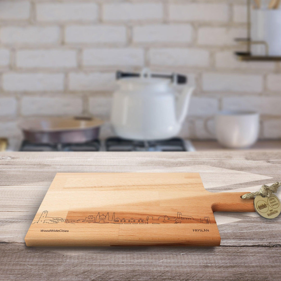 Skyline Serveerplank Fryslan houten cadeau decoratie relatiegeschenk van WoodWideCities