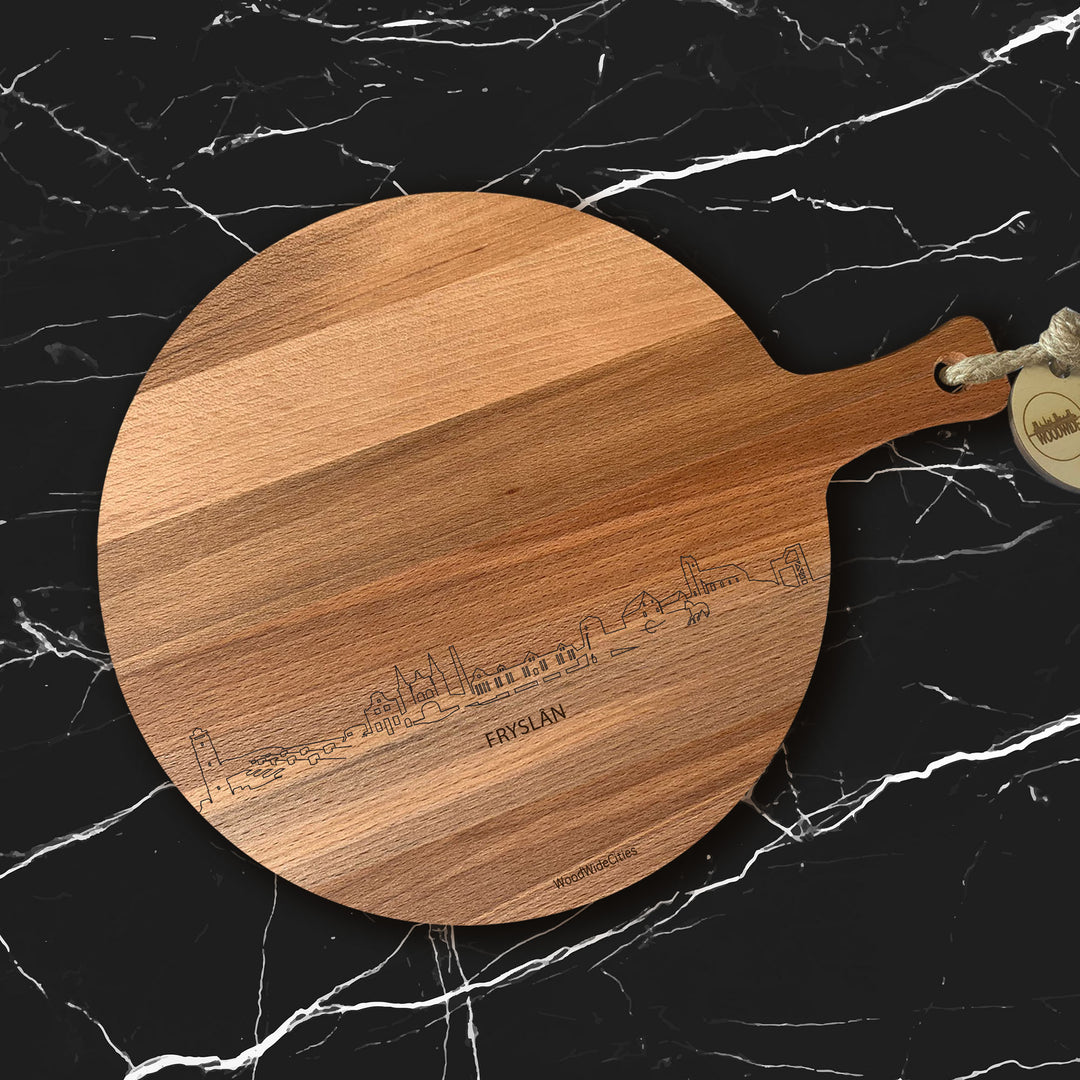 Skyline Serveerplank Rond Fryslan houten cadeau decoratie relatiegeschenk van WoodWideCities