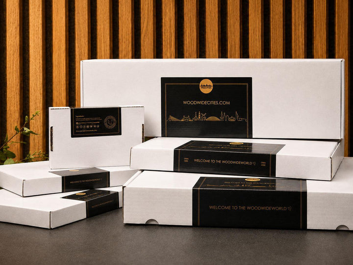 Witte verzenddozen met zwart-gouden banderol, klaar om te versturen