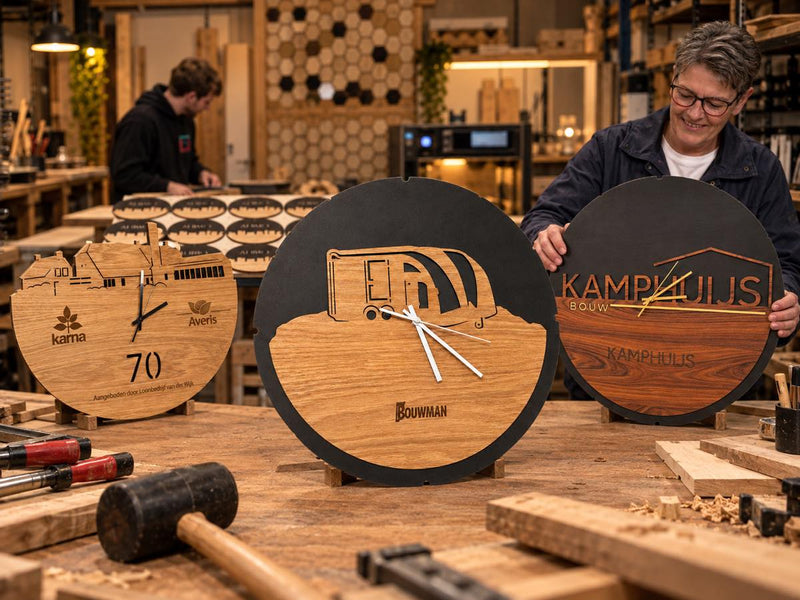Houten wijnkist met skyline van Zwolle en gegraveerd museumlogo