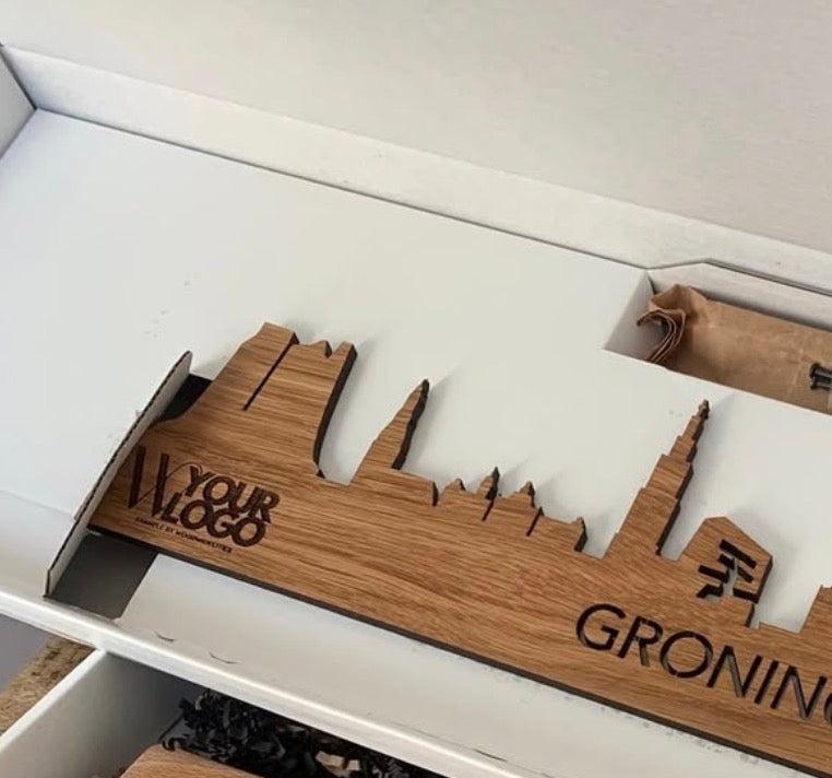 Bedrijfslogo gegraveerd naast een houten skyline