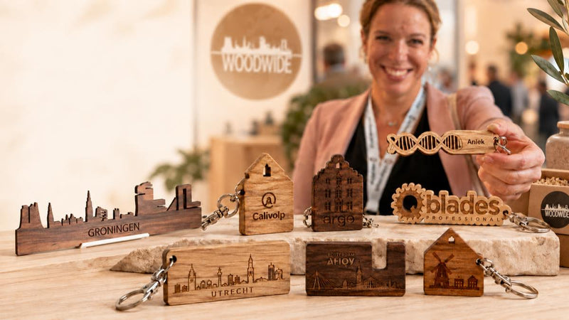 Kleine houten relatiegeschenken in WoodWideCities-cadeauverpakking