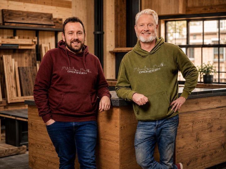 De twee makers van WoodWideCities in hun werkplaats