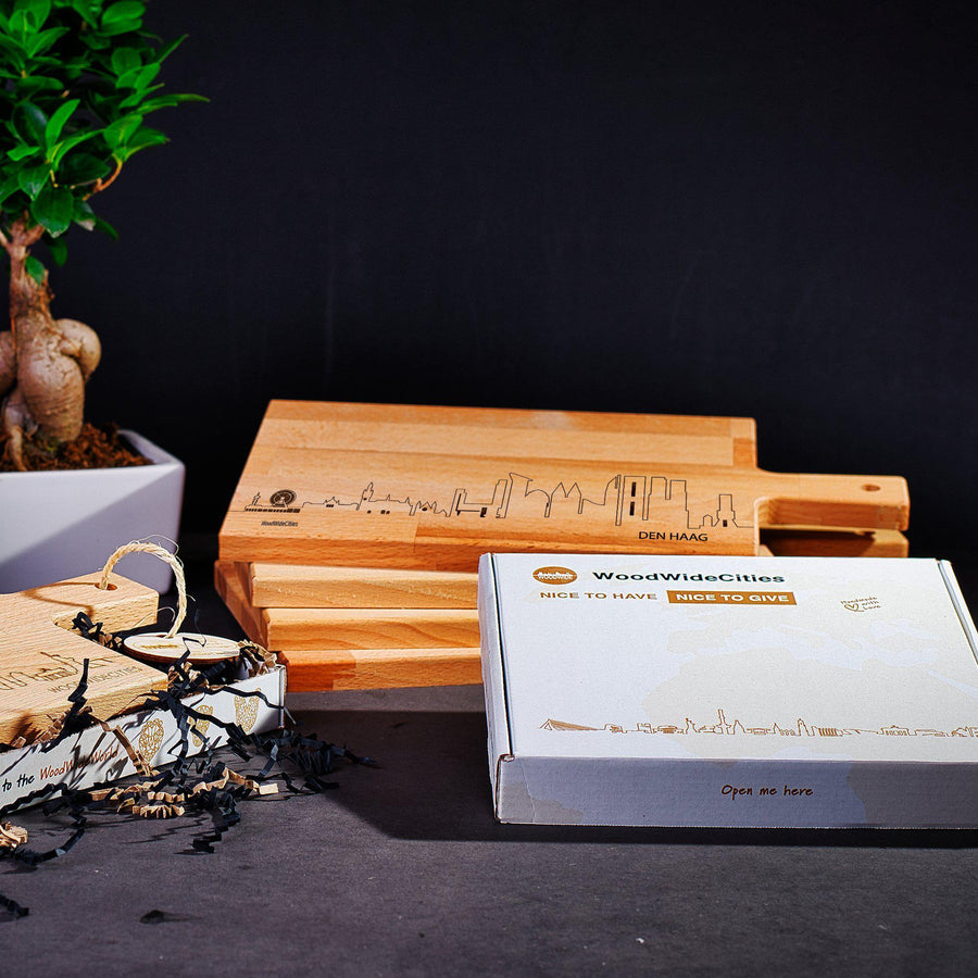 Skyline Serveerplank Den Haag houten cadeau decoratie relatiegeschenk van WoodWideCities