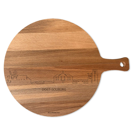 De Serveerplank rond met de skyline van Oost-Souburg is uniek in zijn soort. De ideale hapjesplank om heerlijke hapjes, borrels, brood en lekkere tapas in stijl te serveren. Nice to have, nice to give. Het perfecte geschenk of gewoon voor jezelf.